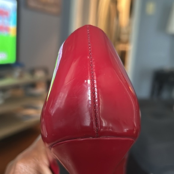 Preowned….. ComfortPlus size 7. Red with gold buckle. Still is good condition. - Picture 8 of 8